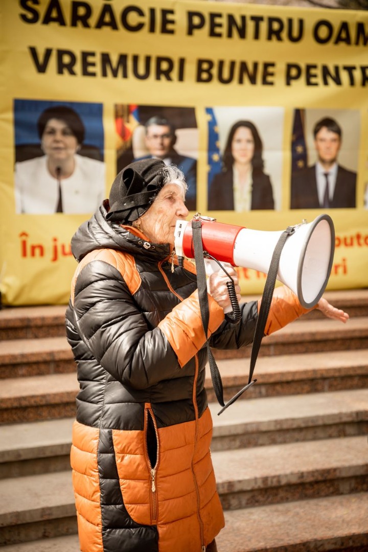 FOTO// Partidul „ȘOR”, un nou flashmob la Parlament: Milionarii din PAS ne-au dus de nas