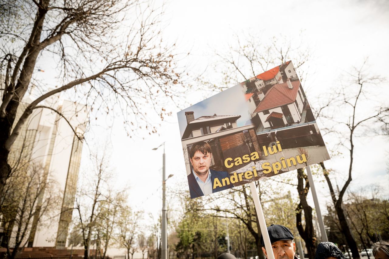 FOTO// Partidul „ȘOR”, un nou flashmob la Parlament: Milionarii din PAS ne-au dus de nas