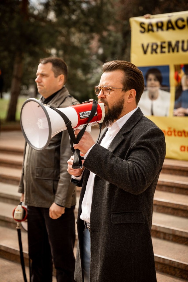 FOTO// Partidul „ȘOR”, un nou flashmob la Parlament: Milionarii din PAS ne-au dus de nas