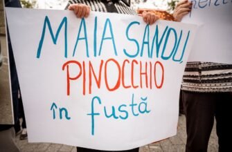 FOTO// Flash-mob, la Președinție: Reprezentanții Partidului „ȘOR” au îndemnat-o pe Maia Sandu să citească cartea despre Pinocchio și să nu mai spună minciuni