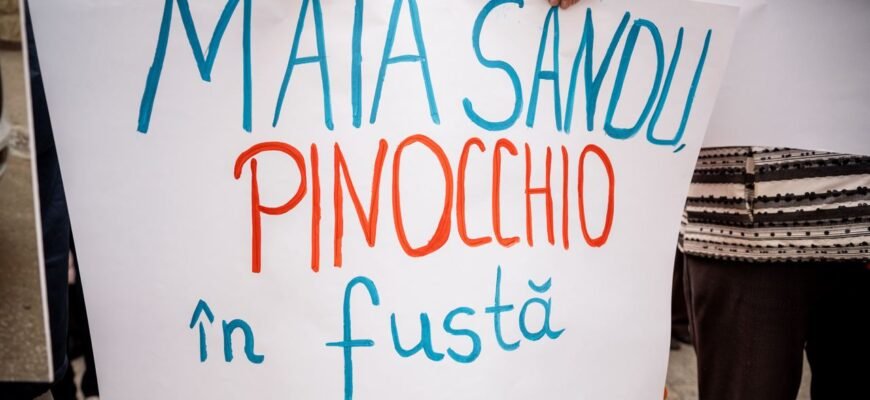 FOTO// Flash-mob, la Președinție: Reprezentanții Partidului „ȘOR” au îndemnat-o pe Maia Sandu să citească cartea despre Pinocchio și să nu mai spună minciuni