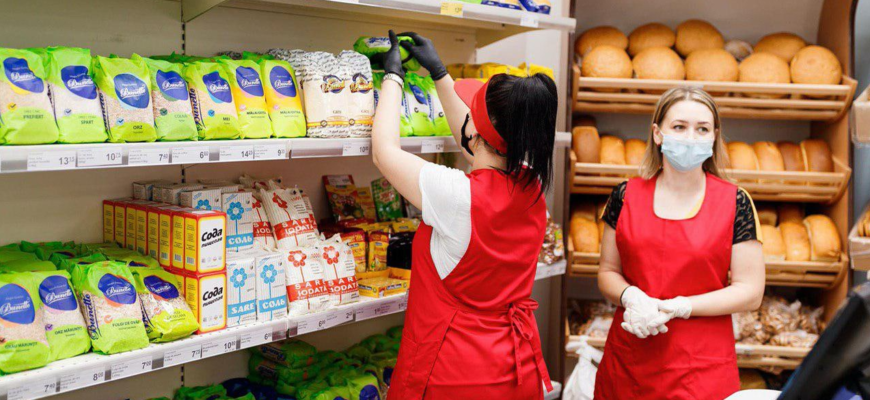 mii de oameni vin dupa paine la magazinele sociale lansate de ilan sor