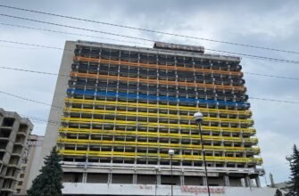 Clădirea Hotelului Național a fost vopsită pe jumătate în culorile panglicii Sfântul Gheorghe