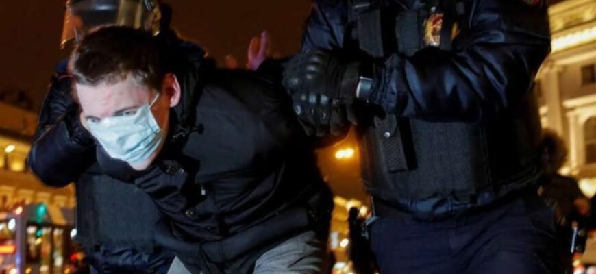 Sute de persoane au fost arestate în Rusia, în timpul protestelor faţă de războiul din Ucraina