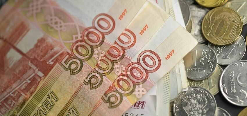 Analiză Reuters: Ruşii vor deveni tot mai săraci. Revenirea rublei este înşelătoare