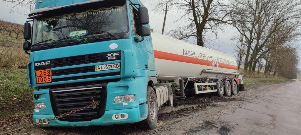 salvatorii igsu au deblocat doua autocisterne derapate de pe traseele din vulcanesti si soroca