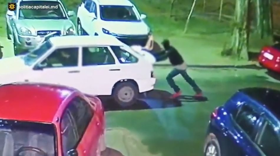 VIDEO// Un automobil răpit, ar putea să îi ”ducă” direct în pușcărie. Doi tineri au fost reținuți pentru 72 de ore