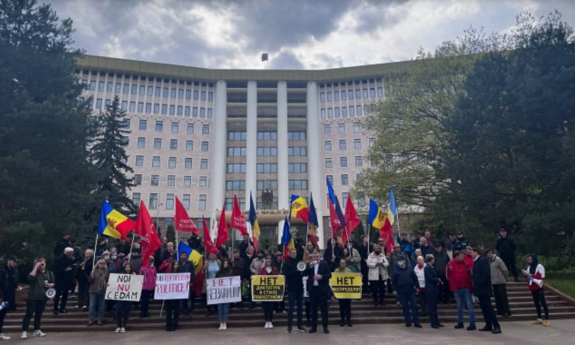 VIDEO// Mai mulți simpatizanți ai PSRM protestează în fața Parlamentului față de răfuielile politice din partea PAS