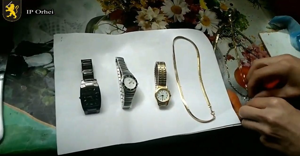 VIDEO// Un adolescent a furat bunuri în sumă de peste 190 000 de lei din locuința unei consătence