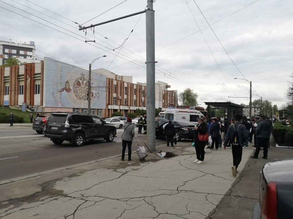 FOTO// Accident de proporții în capitală: Un automobil a fost proiectat într-o stație de așteptare 4 FOTO// Accident de proporții în capitală: Un automobil a fost proiectat într-o stație de așteptare