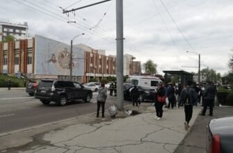 FOTO// Accident de proporții în capitală: Un automobil a fost proiectat într-o stație de așteptare