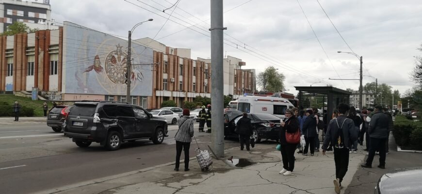 FOTO// Accident de proporții în capitală: Un automobil a fost proiectat într-o stație de așteptare