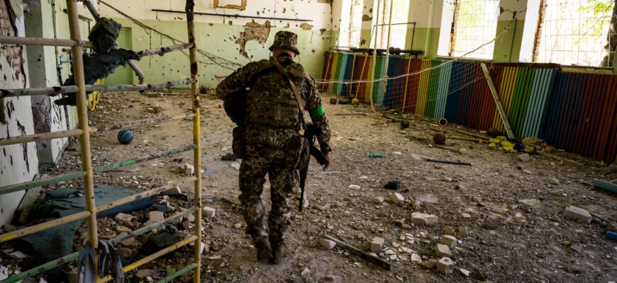 44 de cadavre au fost gasite sub ruinele unei cladiri din izium