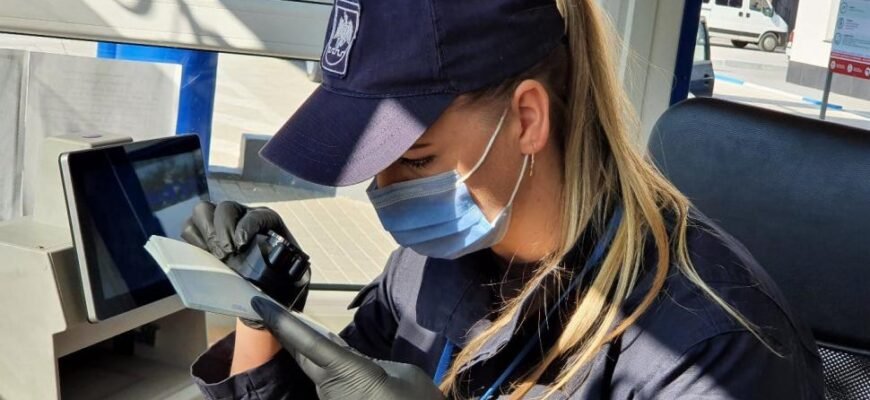 FOTO// Doi cetățeni străini, ajutați să-și perfecteze acte falsificate