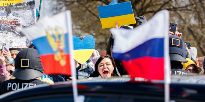 drapelul ucrainean strans la ordinul politiei germane