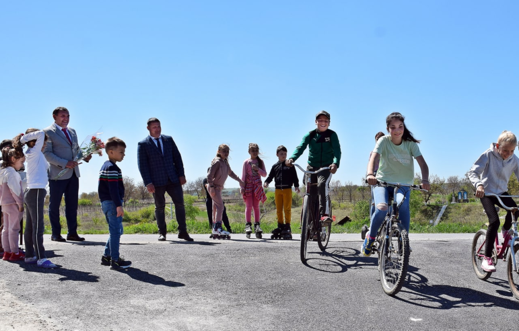 echipa partidului sor a inaugurat un alt drum in satul pohorniceni raionul orhei