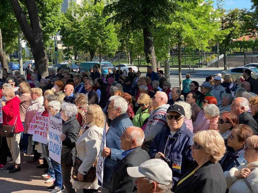 FOTO// Flashmob pentru pace, în fața Parlamentului, organizat de PCRM și Partidul „ȘOR” 12 FOTO// Flashmob pentru pace, în fața Parlamentului, organizat de PCRM și Partidul „ȘOR”