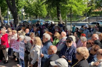 FOTO// Flashmob pentru pace, în fața Parlamentului, organizat de PCRM și Partidul „ȘOR”