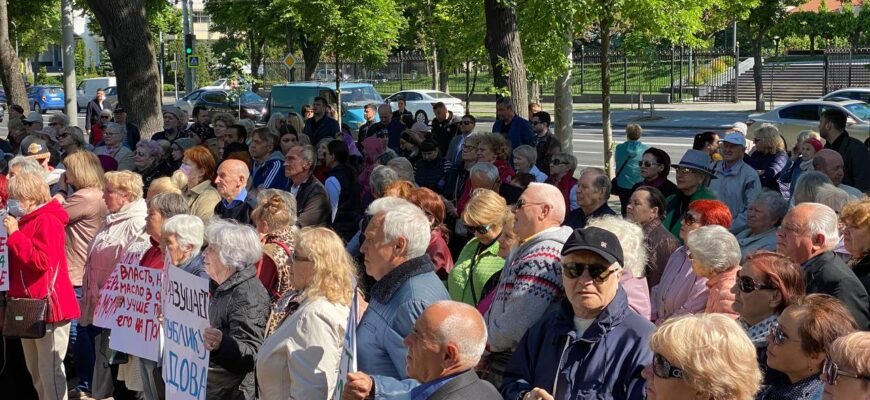 FOTO// Flashmob pentru pace, în fața Parlamentului, organizat de PCRM și Partidul „ȘOR”