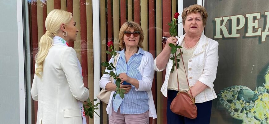 FOTO// Echipa Partidului „ȘOR”, în frunte cu Marina Tauber, le-au împărțit bălțenilor flori, în semn de recunoștință și respect