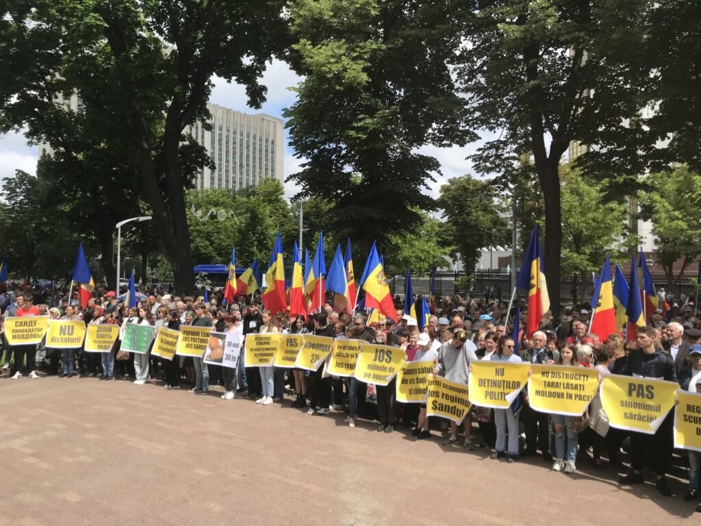 VIDEO// Membrii și simpatizanții PSRM au protestat în centrul capitalei: Au cerut demisia Maiei Sandu 1 VIDEO// Membrii și simpatizanții PSRM au protestat în centrul capitalei: Au cerut demisia Maiei Sandu