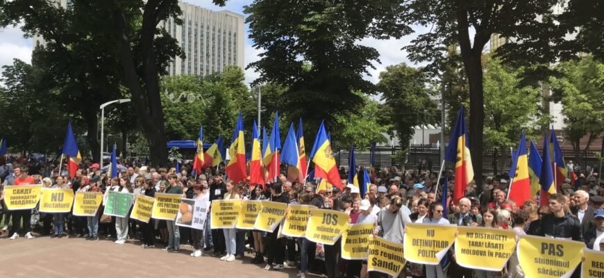 VIDEO// Membrii și simpatizanții PSRM au protestat în centrul capitalei: Au cerut demisia Maiei Sandu