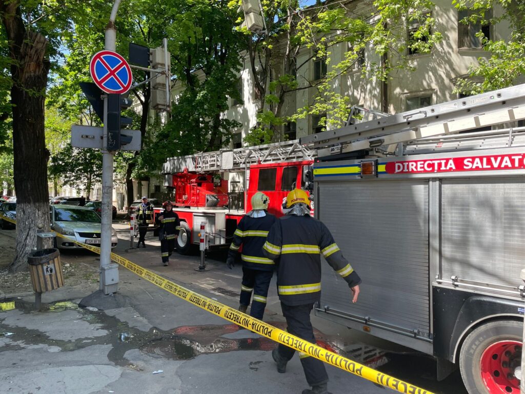 patru echipe de pompieri au intervenit pentru a lichida un incendiu izbucnit intr o cladire de pe strada 31 august din capitala
