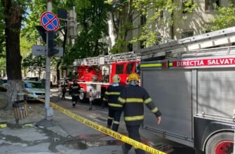 VIDEO// Patru echipe de pompieri au intervenit pentru a lichida un incendiu izbucnit într-o clădire de pe strada 31 august din capitală