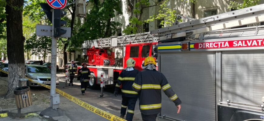 patru echipe de pompieri au intervenit pentru a lichida un incendiu izbucnit intr o cladire de pe strada 31 august din capitala