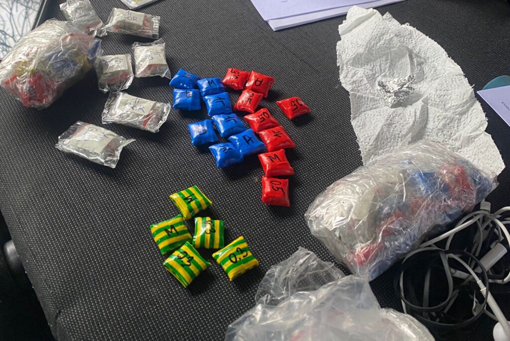 patru membri ai unui grup criminal retinuti pentru contrabanda si vanzare de droguri in suma de circa 1 000 000 lei