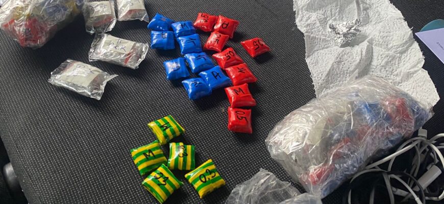 patru membri ai unui grup criminal retinuti pentru contrabanda si vanzare de droguri in suma de circa 1 000 000 lei