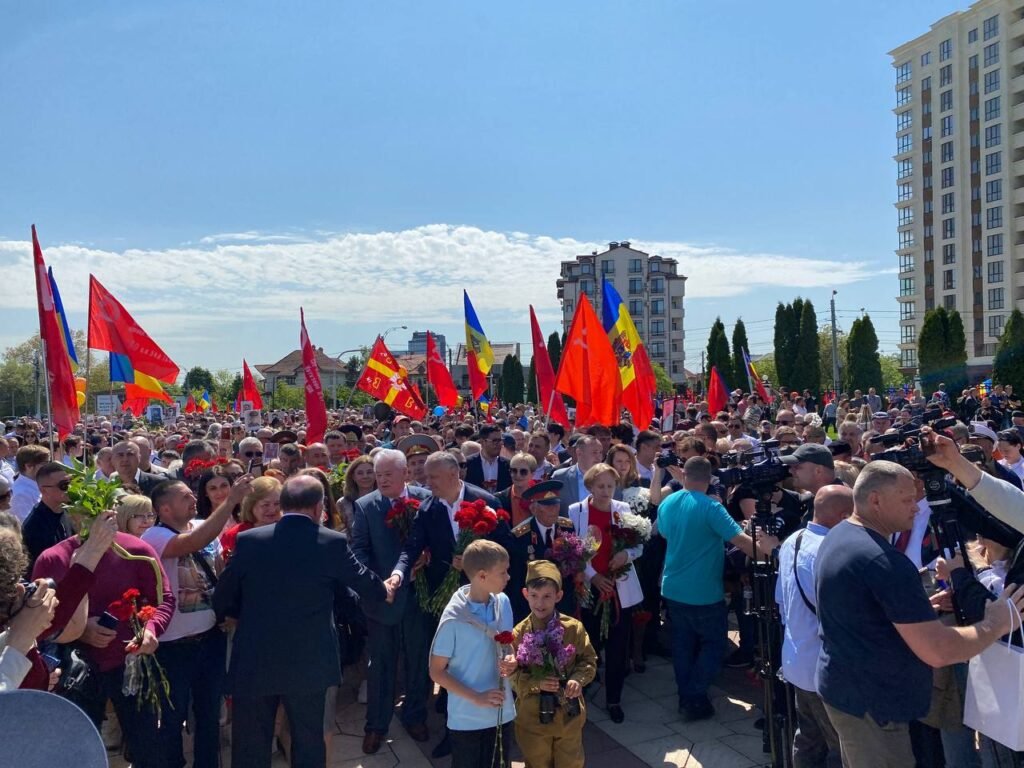 Aproape 25 de mii de cetățeni participă la Marșul Victoriei din Capitală. Socialiștii cu panglici la piept