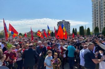 Aproape 25 de mii de cetățeni participă la Marșul Victoriei din Capitală. Socialiștii cu panglici la piept
