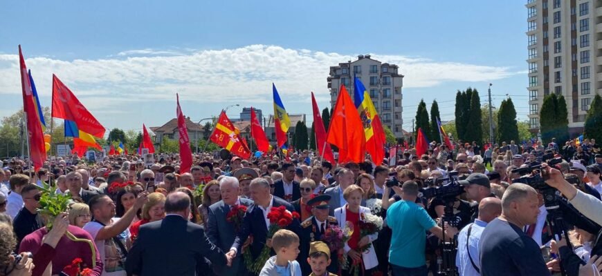 Aproape 25 de mii de cetățeni participă la Marșul Victoriei din Capitală. Socialiștii cu panglici la piept