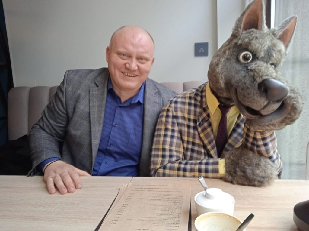FOTO// Misteriosul “om lup” care-l însoțește pe deputatul Bolea: “El este îngândurat, iar eu sunt vesel” 2 FOTO// Misteriosul “om lup” care-l însoțește pe deputatul Bolea: “El este îngândurat, iar eu sunt vesel”
