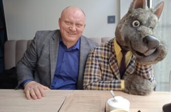 FOTO// Misteriosul “om lup” care-l însoțește pe deputatul Bolea: “El este îngândurat, iar eu sunt vesel”