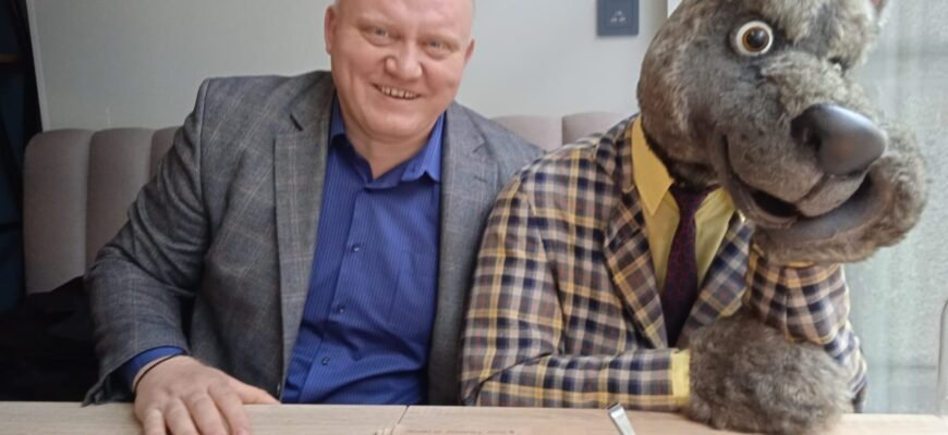 FOTO// Misteriosul “om lup” care-l însoțește pe deputatul Bolea: “El este îngândurat, iar eu sunt vesel”