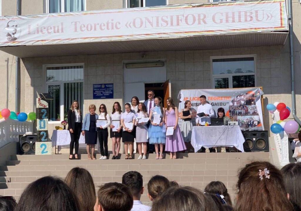 FOTO// Premii de până la 3 000 de lei pentru elevii buni la învățătură din municipiul Orhei, din partea Fundației „Miron SHOR” 10 FOTO// Premii de până la 3 000 de lei pentru elevii buni la învățătură din municipiul Orhei, din partea Fundației „Miron SHOR”