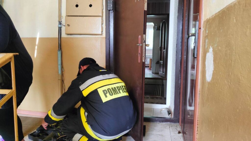 salvatorii din causeni au deblocat dintr o locuinta incuiata un copil in varsta de 3 ani