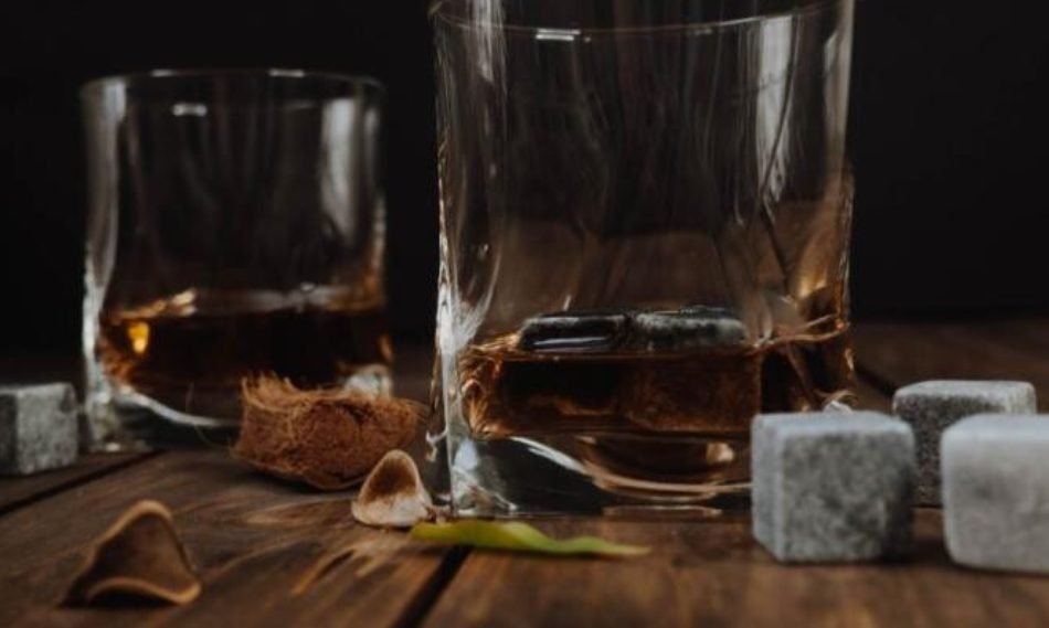 Opt persoane și-au pierdut viața după ce au consumat alcool produs în casă