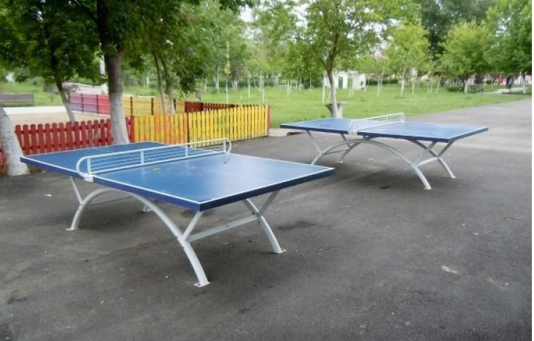 În parcurile din capitală va fi instalat mobilier sportiv