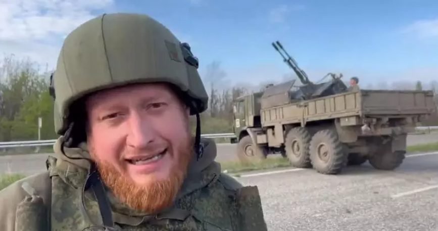 VIDEO VIRAL// Cum s-a făcut de râs un ”jurnalist” militar rus care filma de pe frontul din Ucraina
