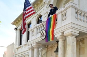 Ambasada SUA în Moldova a arborat drapelul LGBT pe sediul instituției