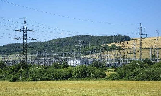 trei barbati prinsi de politisti in timp ce voiau sa fure un stalp de inalta tensiune se apucasera sa l dezmembreze 70178800