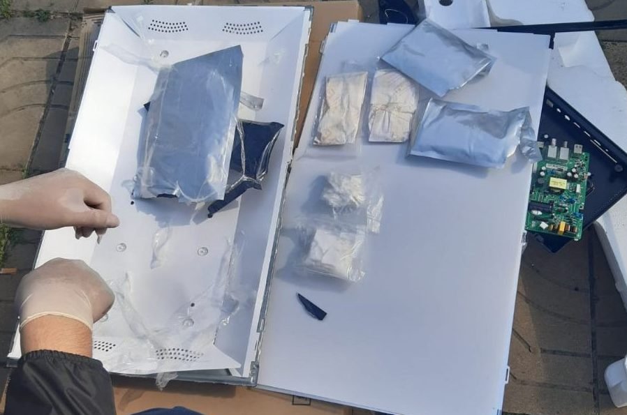 VIDEO// Un bărbat de 24 ani, reținut în timp ce transporta un colet primit din Spania, care conținea cocaină de aproape un milion de lei