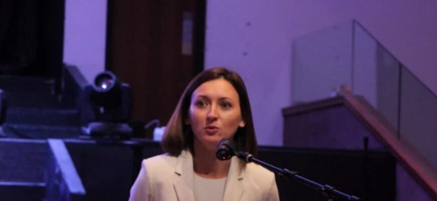 veronica dragalin 1920x1020 c default 920x489 1