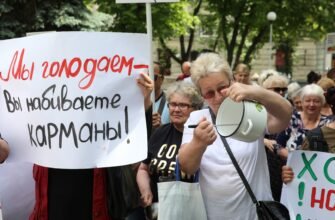 FOTO// Flashmob cu cratițe în centrul capitalei, organizat de PCRM și Partidul „ȘOR”