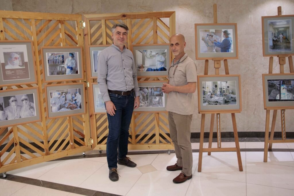 Omagiu adus medicilor: Autentic, empatic, discret – chipul lucrătorului medical în fotografiile lui Mihai Vengher, expuse la Parlament 1 Omagiu adus medicilor: Autentic, empatic, discret – chipul lucrătorului medical în fotografiile lui Mihai Vengher, expuse la Parlament
