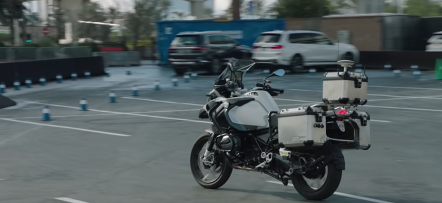 bmw pune la incercare tesla dezvoltand o motocicleta care se conduce singura