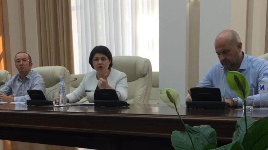 VIDEO// Gavrilița REVOLTATĂ că se filmează la ședința cu agricultorii, deși PAS a promis maximă TRANSPARENȚĂ în campania electorală
